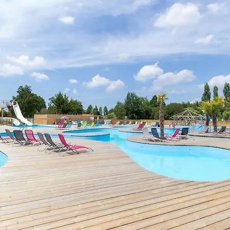 مكان تخييم Camping La Fresnerie**** *